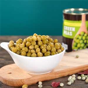 Canned green peas petits pois en conserve